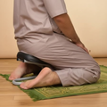 Tabouret de prière en utilisation